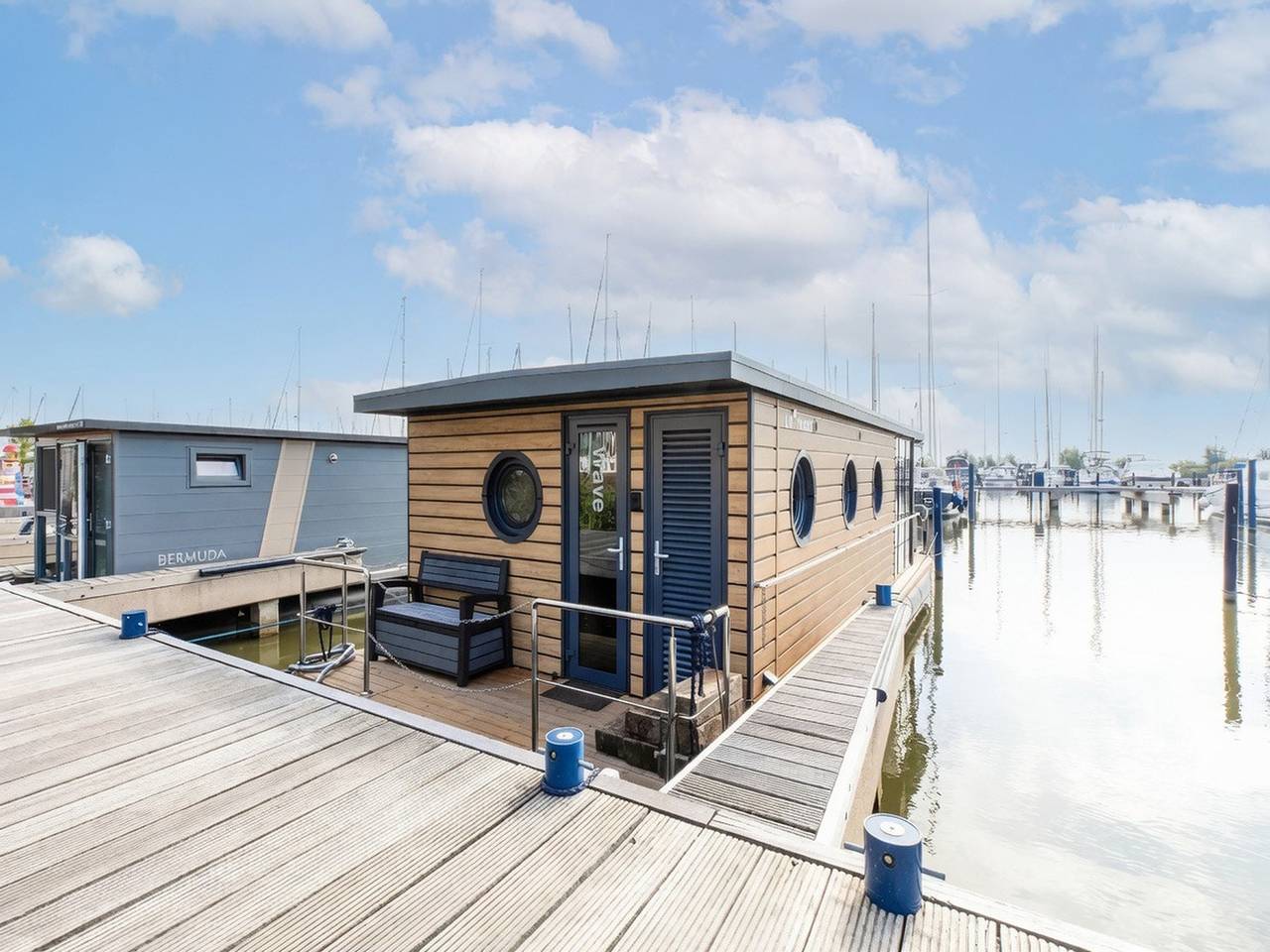 Unieke houseboat in de jachthaven van Volendam in Volendam, Markermeer
