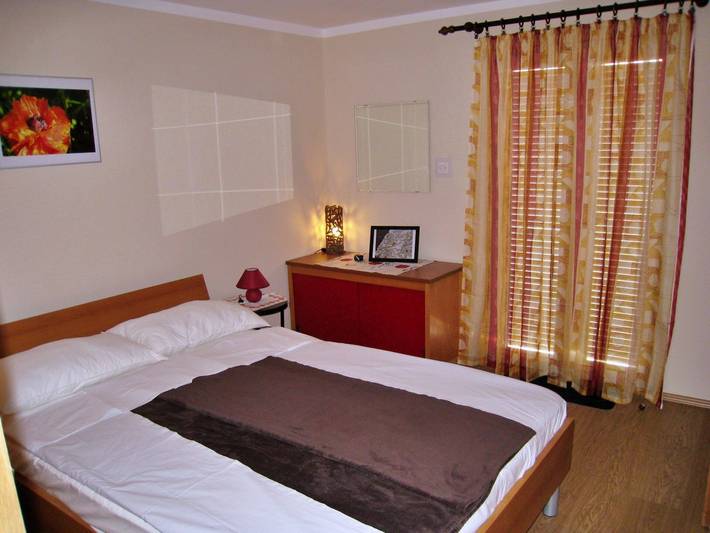 Ganze Wohnung, Apartment Nidisa - 90 m vom Meer, Stadtzentrum, privater Parkplatz, Terrasse, Balkon in Čižići, Krk