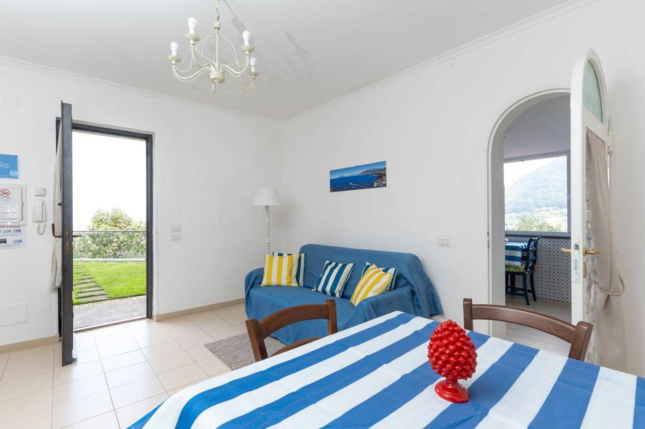 Appartamento intero, Villa Fanella, independent house with a private garden, between Sorrento&Amalfi in Piano di Sorrento, Sorrento Coast