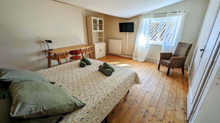 Location de vacances pour 7 personnes, avec terrasse et jardin à Plassac - 3
