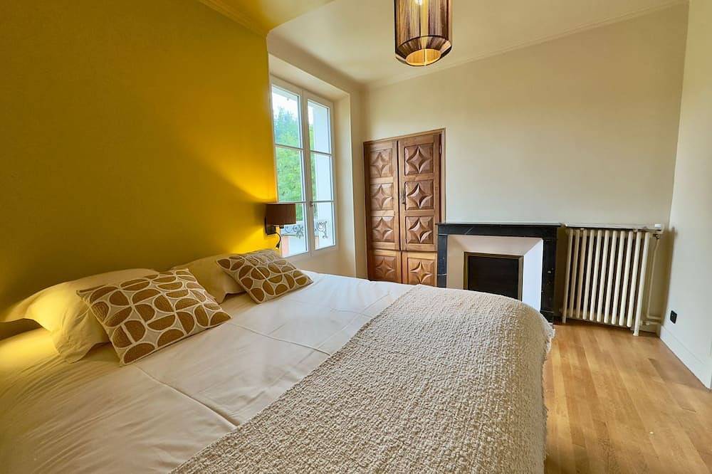 200 metres from the château, charming family home with outbuilding and garden in Fontainebleau, Seine-et-Marne