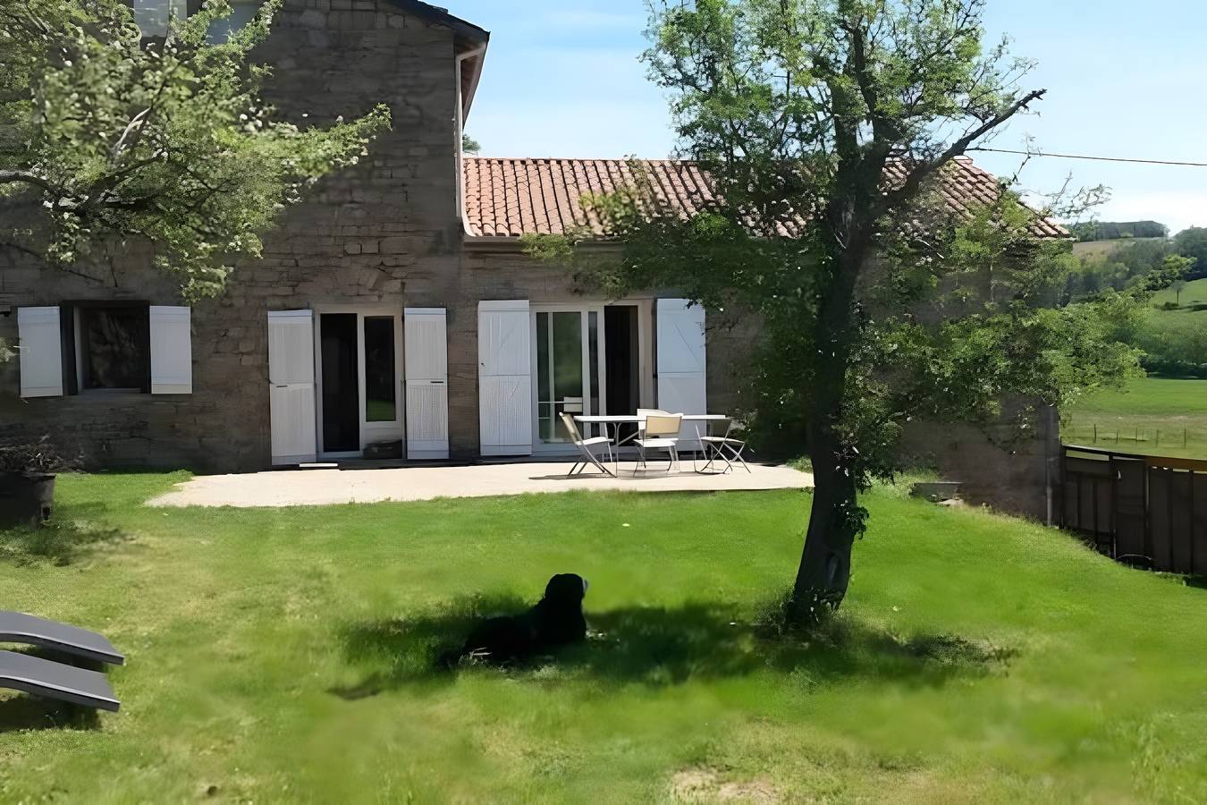 Maison de charme  135 m2 au calme, terrain clos. in Chirassimont, Région de Roanne