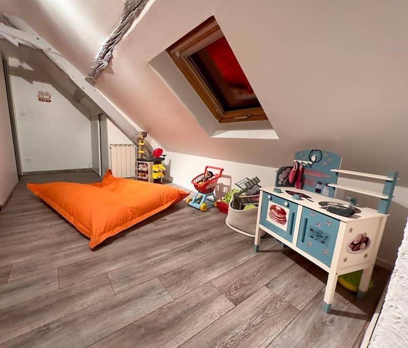 Three-Bedroom House in Chazé-sur-Argos, Région de Segré