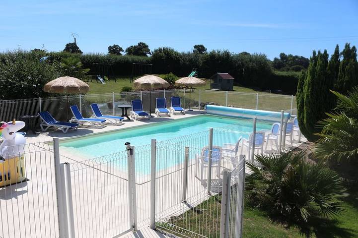 Gîte pour 4 personnes, avec piscine ainsi que terrasse et jacuzzi à Néhou