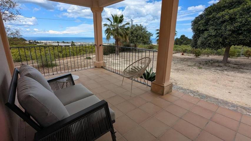 Casa rural para 4 personas, con vistas además de jardín y piscina en Benimeli