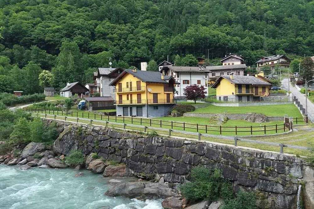 Ferienhaus In ruhiger Lage in den Bergen am Rande des Flusses mit Blick auf den Wald gelegen in Ceppo Morelli, Walliser Alpen