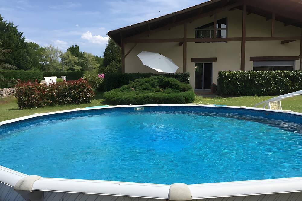 Guest Room 'Chambre du haut' with Shared Pool, Wi-Fi, and Air Conditioning in Mios, Arcachon region