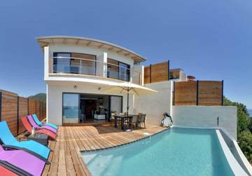 Cottage pour 8 personnes, avec jardin ainsi que terrasse et piscine dans Plage de Fautea