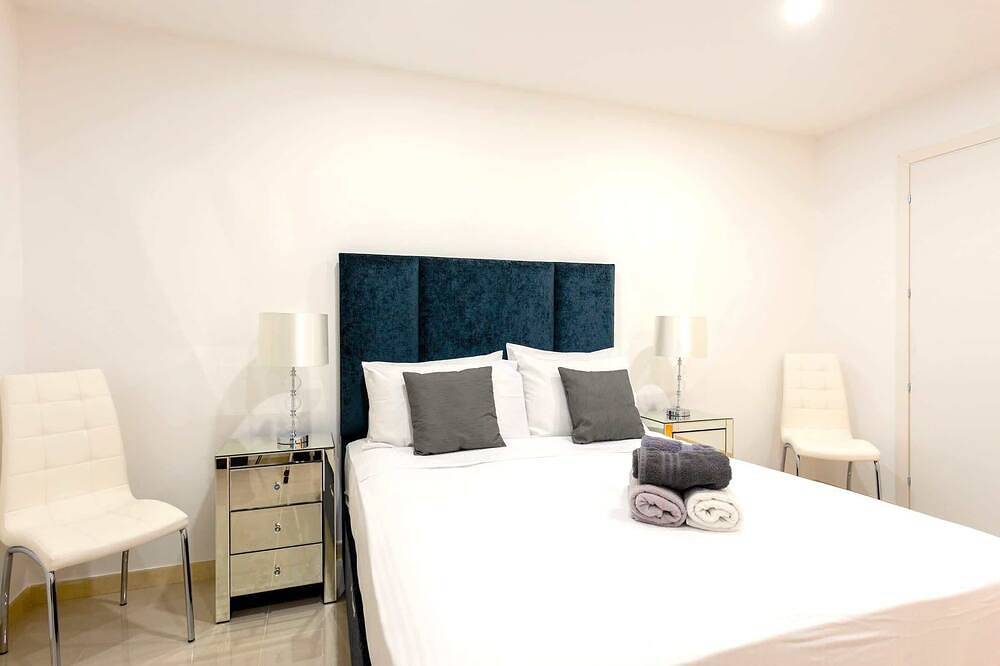 Geheel appartement, Spinola Bay 2Br flat with Sea Views & Terrace in San Giljan, Malta