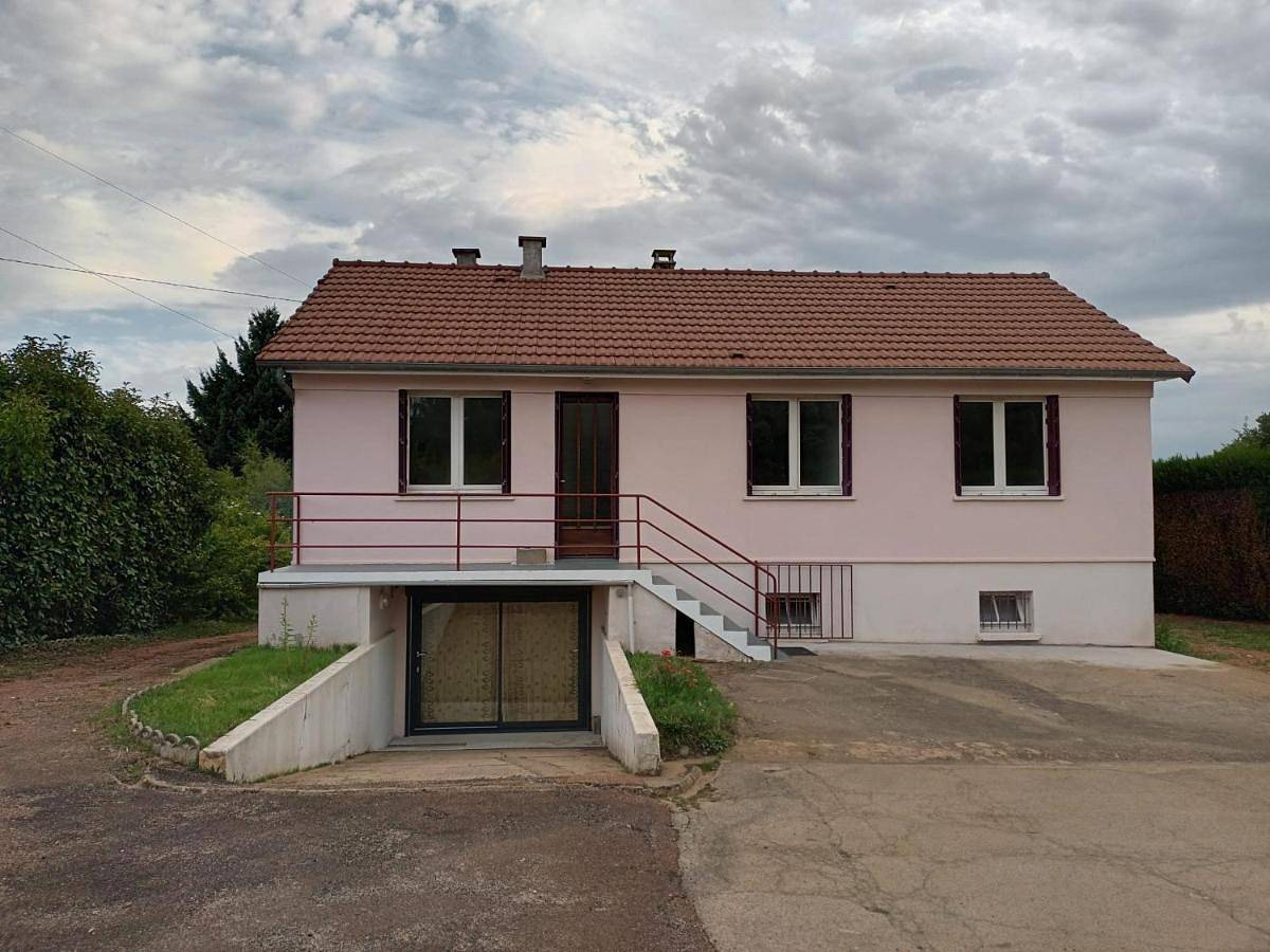 Appartement entier, Three-Bedroom Apartment in Châtillon-sur-Loire, Région de Montargis
