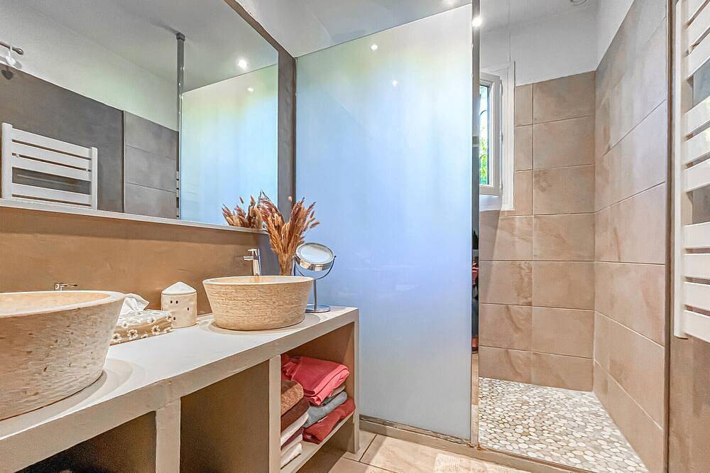 Nice home in Cabannes in Cabannes, Arles region