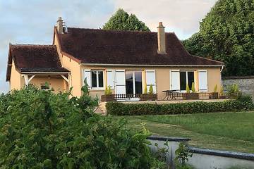 Gîte pour 7 personnes, avec terrasse et jardin à Ravières