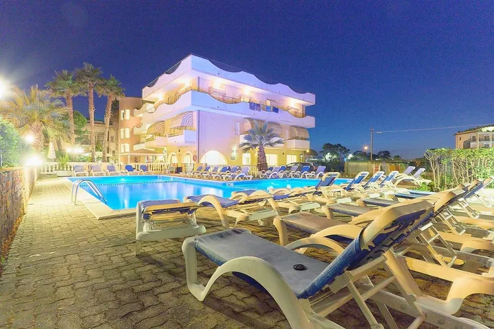 Hotel para 2 personas, con piscina además de jacuzzi y jardín, Se admiten mascotas - 1