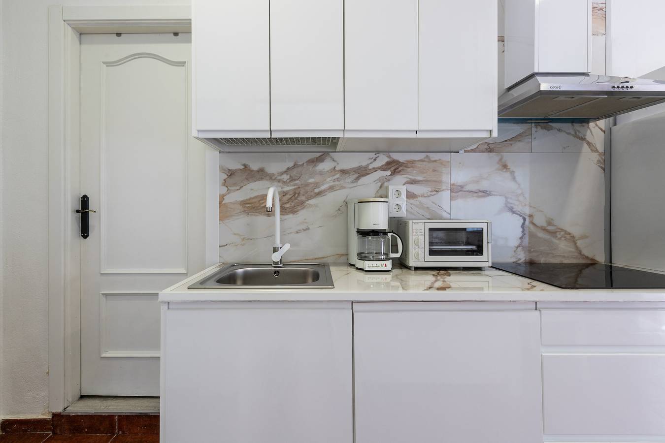 Entire apartment, Apartment 'Vivienda en Calle la Luna' with Wi-Fi and Air Conditioning in La Carihuela, Torremolinos