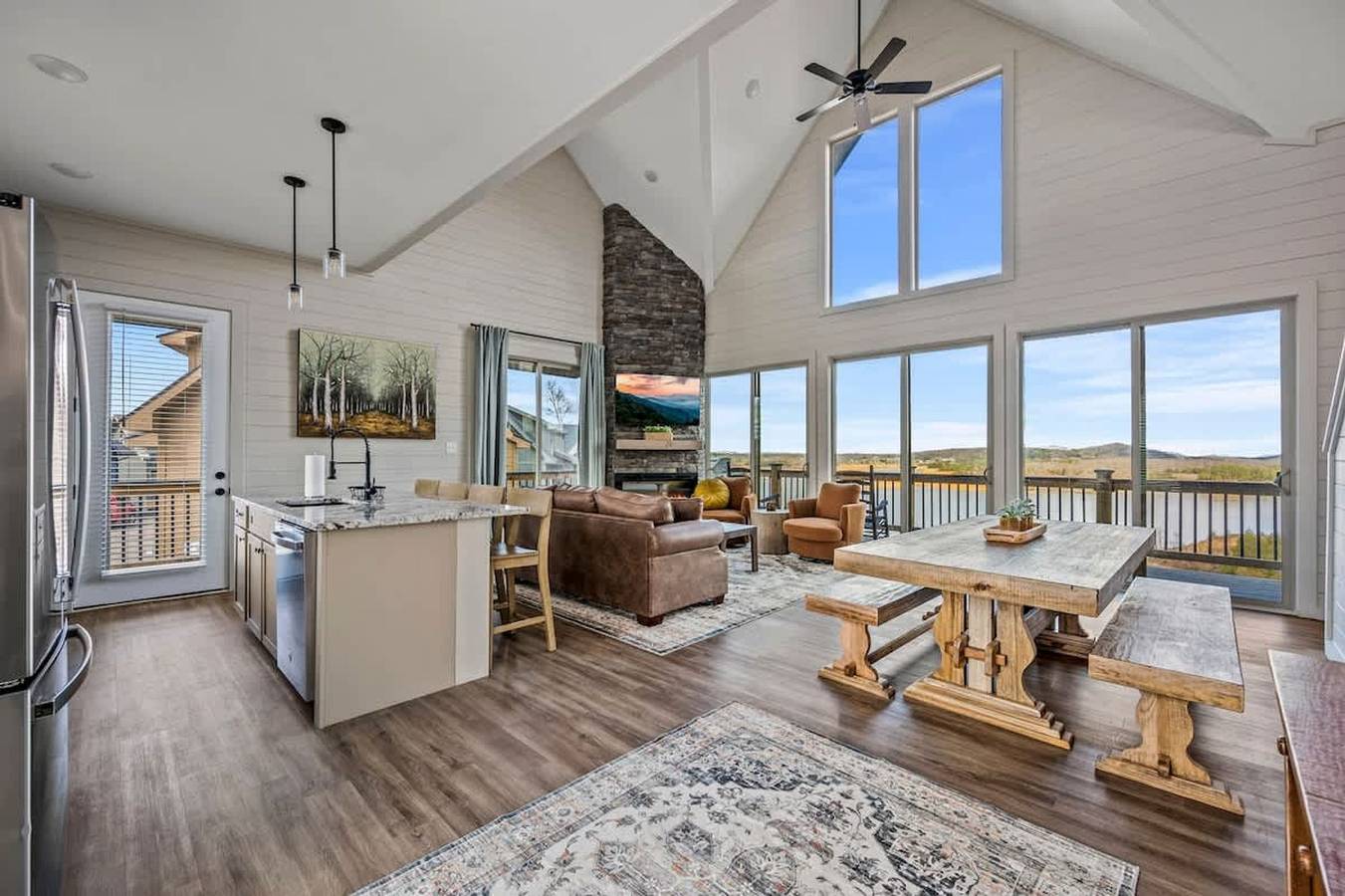 Entire apartment, New Lake Cabin Sleeps 14 Indoor Pool Hot Tub in Douglas Lake