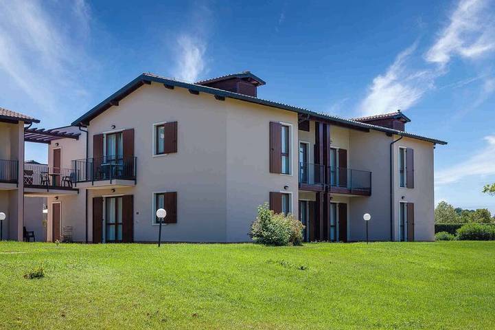 Ganze Wohnung, Studio mit Außenpool und Animation in toller Residenz in Castelnuovo del Garda, Gardasee-Berge