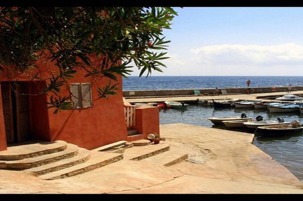 Geheel appartement, Twee kamers + terras, uitzicht op zee, haven van Erbalunga in Erbalunga, Cap Corse