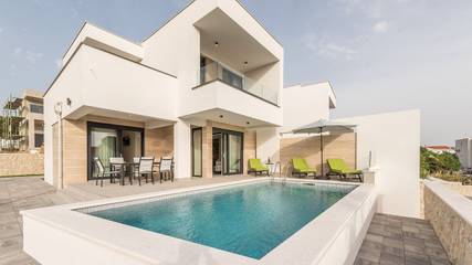 Villa für 8 Personen, mit Terrasse und Garten sowie Pool, mit Haustier auf Pag