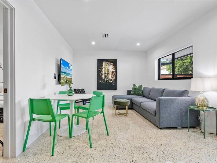 Vacation rental for 6 people, with terrace and yard as well as pool in Miami