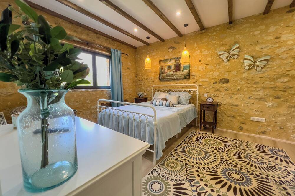 Beautiful guesthouse on the banks of the Dordogne River in a tranquil setting in Siorac-en-Périgord, Périgord Noir