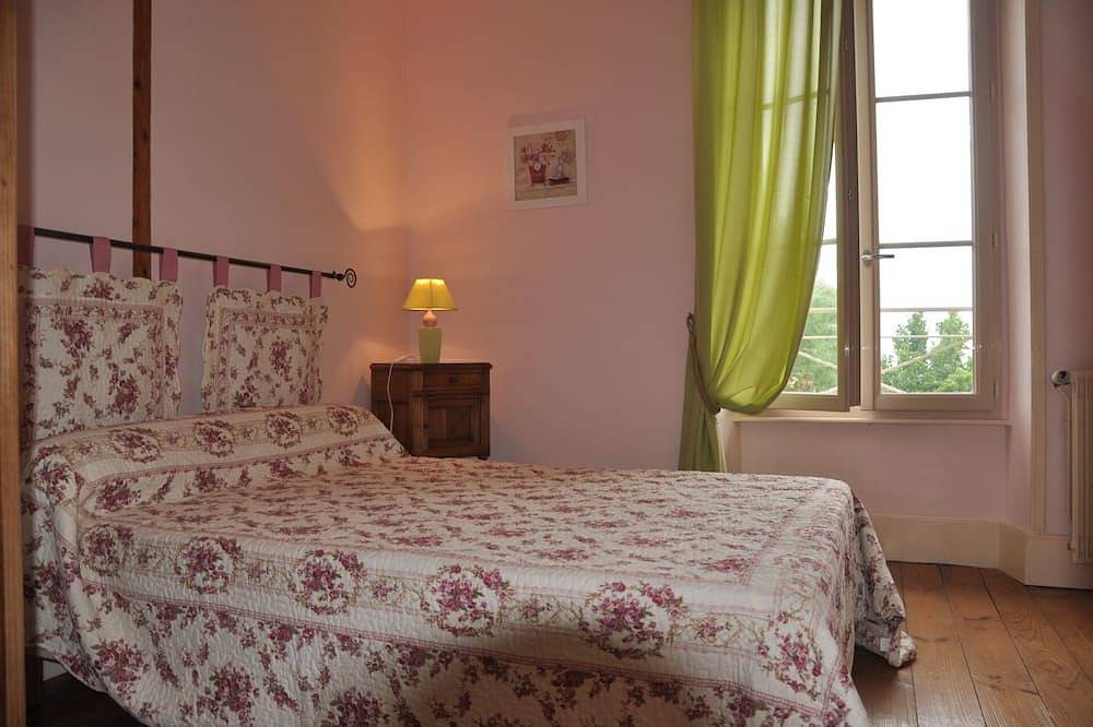 Grande maison de campagne à proximité du bourg de Juillac (14 personnes) in Juillac, Région de Brive-la-Gaillarde