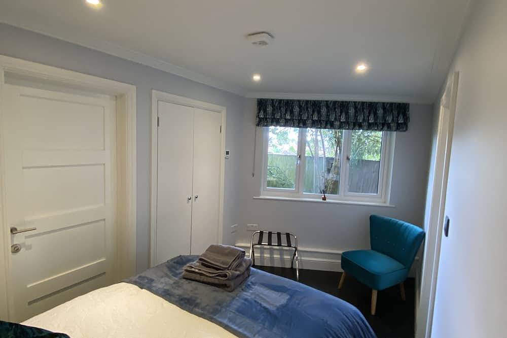Thistle Lodge - Quiet Garden Lodge with off road parking in Hertfordshire
