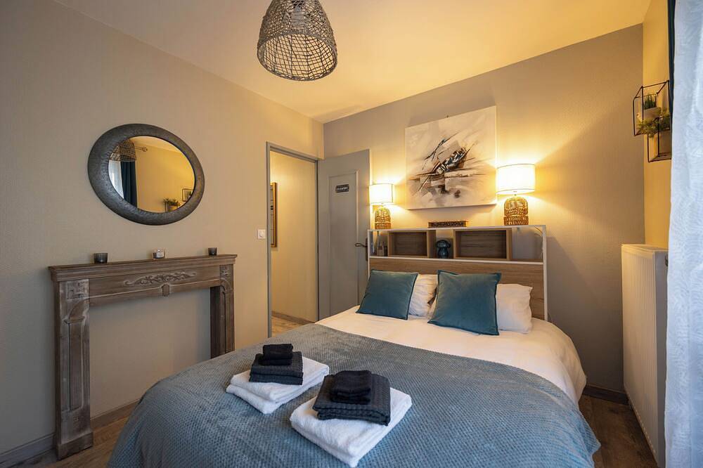 Entire apartment, 2 bedroom apartment with private parking Normandy Bayeux in Bayeux, Bayeux region