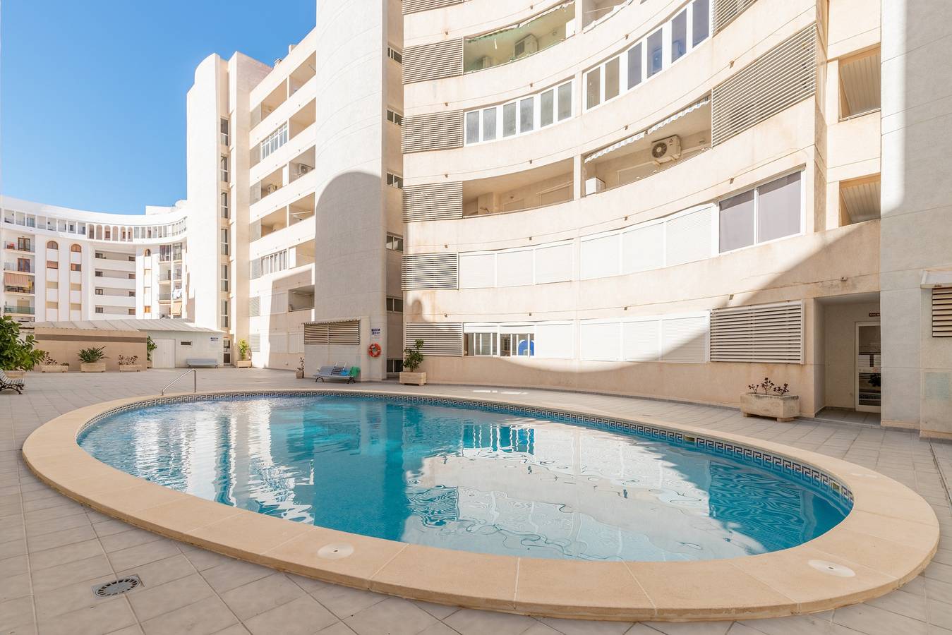Hel lejlighed, Apartment "Calpe Vacaciones" Close to the Beach with Shared Pool & Wi-Fi in Calpe Old Town, Calpe