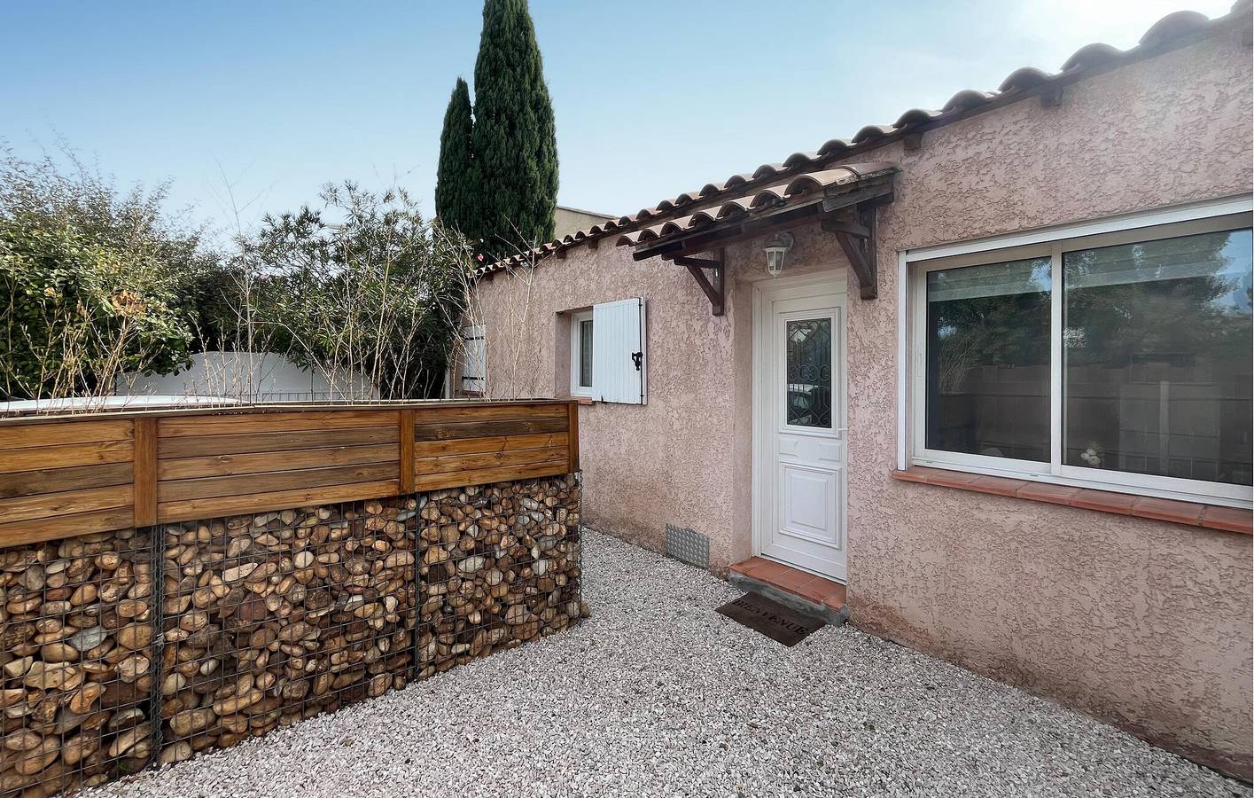 Cozy Apartment with WiFi, TV, AC & Parking, 1000m to Saint-Martin-de-Crau in Saint-Martin-de-Crau, Arles region