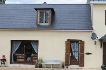 Gîte pour 6 personnes, avec terrasse ainsi que piscine et jardin, animaux acceptés à Dénezé-sous-le-Lude