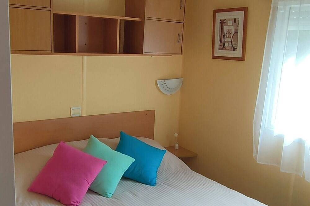 Fully-equipped mobile in a quiet, private domain. in Méounes-lès-Montrieux, Brignoles region