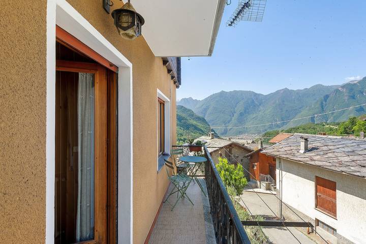 Hel lejlighed, 'Il Nido del Picchio Verde' Apartment with Mountain View, Balcony and Wi-Fi in Challand-Saint-Victor, Wallisian Alps