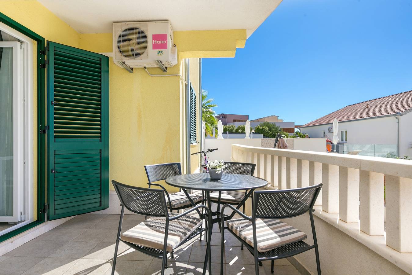 Ganze Wohnung, 2-Zimmer-Ferienwohnung mit Terrasse und Meerblick Seget Vranjica, Trogir A-24946-a in Seget Vranjica, Split-Dalmatien