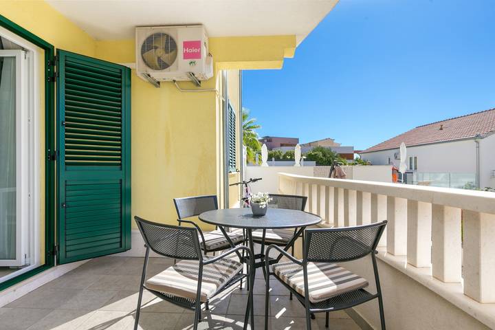 Apartament wakacyjny dla 5 osób, z Balkon/ taras i Basen w Seget Vranjica