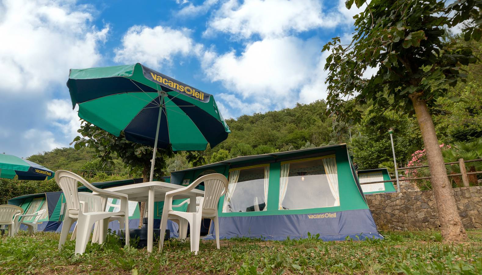Camping Delle Rose — Volledig ingerichte tent 6 persoons tent Navajo in Isolabona, Alpes Ligures