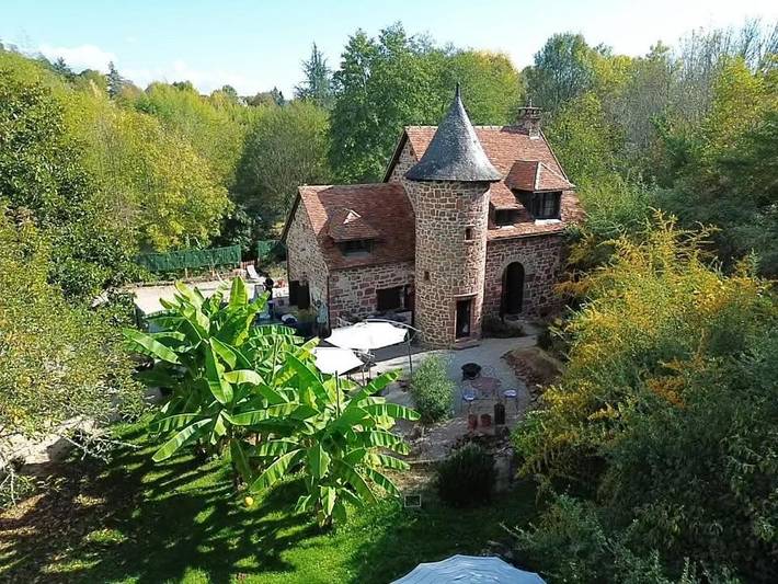 Location de vacances pour 8 personnes, avec vue et piscine ainsi que sauna et jardin, animaux acceptés à Collonges-la-Rouge - 3