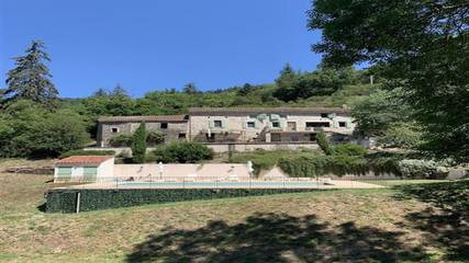 Gîte pour 12 personnes, avec terrasse ainsi que jardin et piscine à Courniou