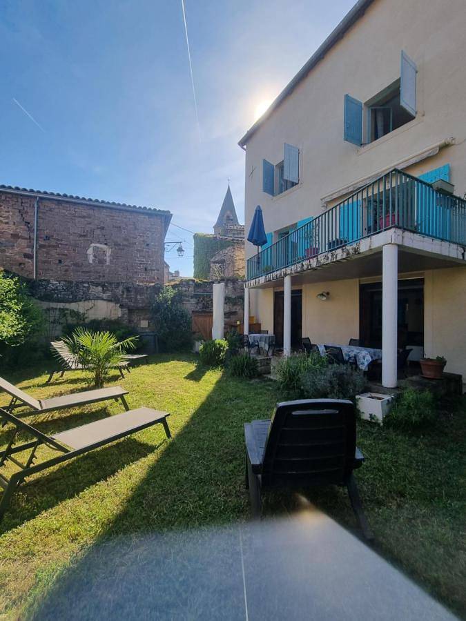 Location de vacances pour 10 personnes, avec Balcon ainsi que Terrasse et Jardin à Monestiés