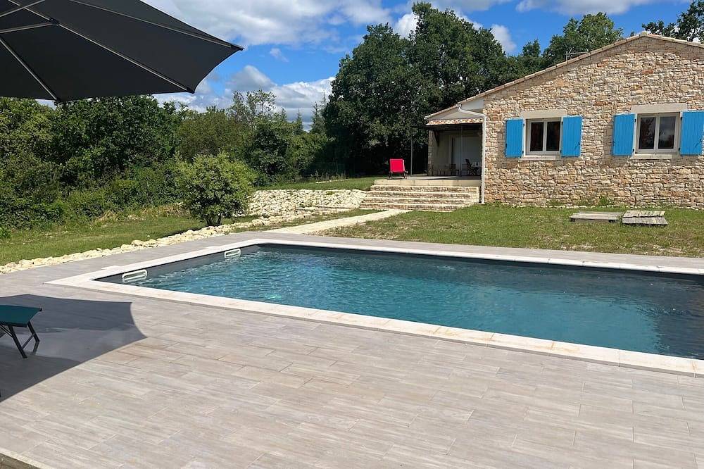 Villa Spacieuse, Piscine, Clim, 3 chambres proche Ardèche, Grotte Aven d'Orgnac. in Issirac, Région de Nîmes