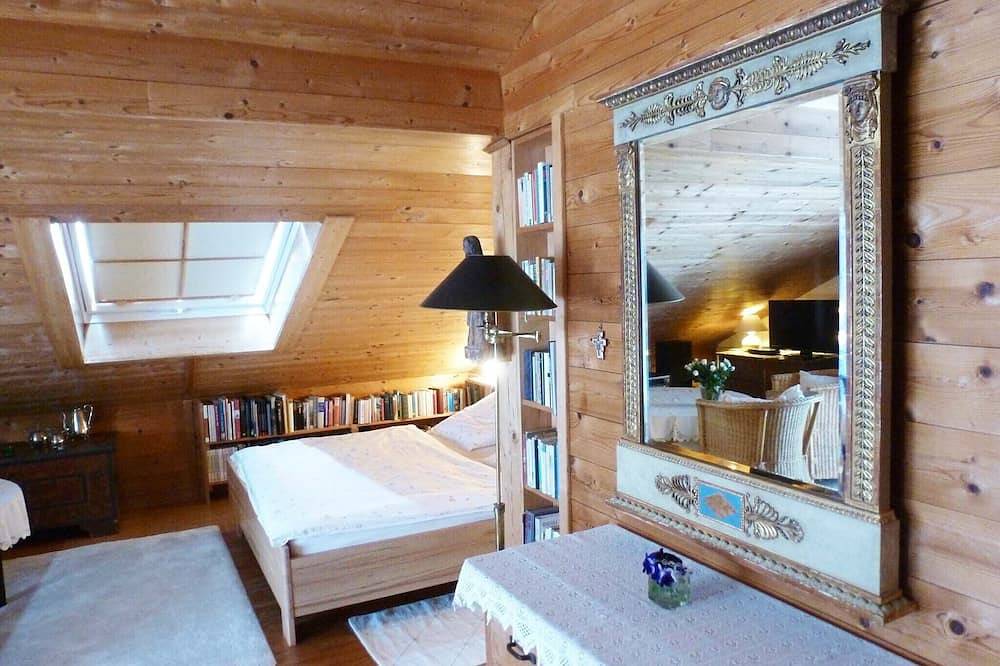 Ganze Wohnung, Ferienwohnung Ost, 40 qm Dachgeschoss, 1 kombiniertes Wohn- und Schlafzimmer in Höslwang, Chiemsee
