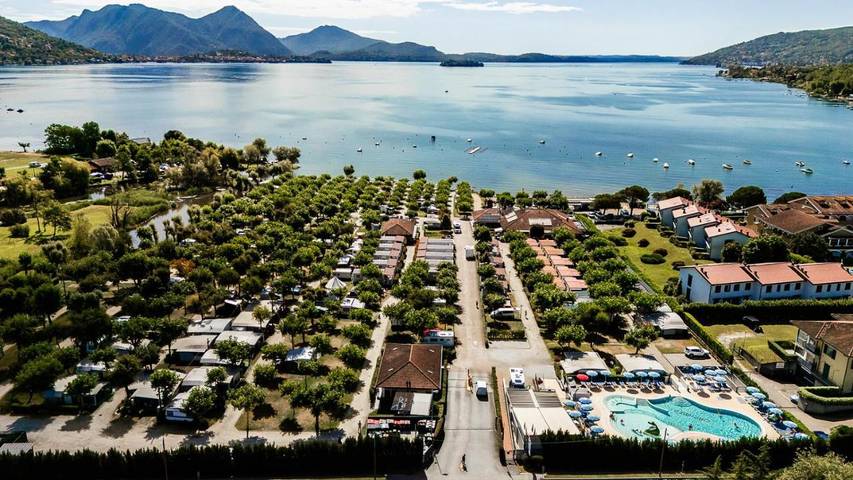 Villaggio vacanza per 4 persone, con terrazza e piscina sul Lago Maggiore