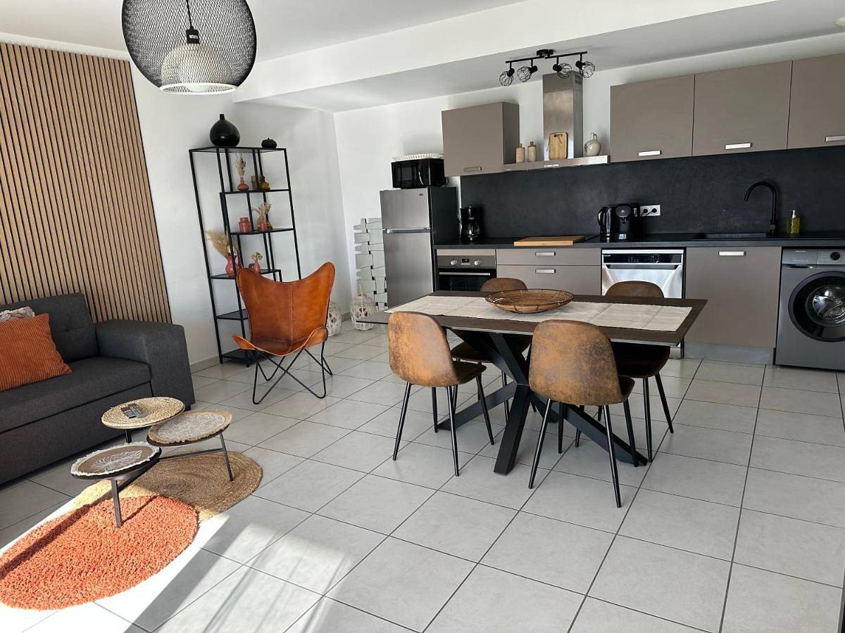 Appartement entier, Two-Bedroom Apartment in Douvaine, Région de Thonon-les-Bains
