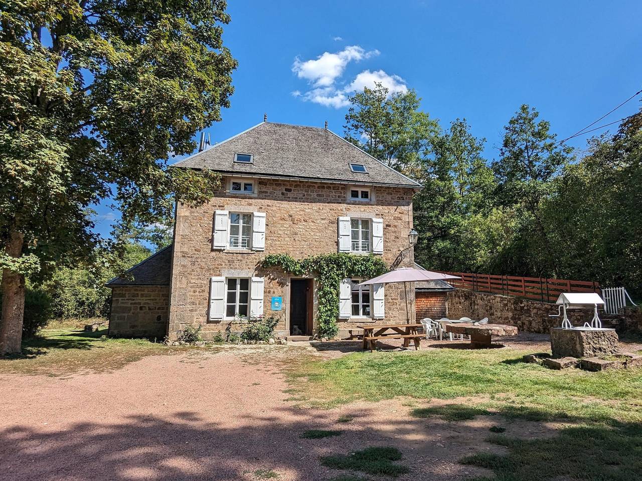 Secluded forest retreat with large house and pets allowed in Foissy, Beaune region