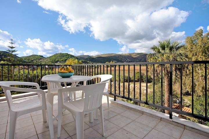 Appartamento intero, Appartamento "Dolphin Apartment Sea View 9" con balcone privato, giardino in comune e Wi-Fi in Keri, Laganas