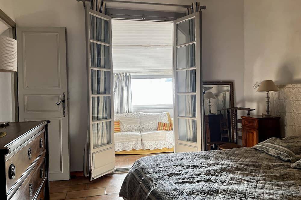 Caracteristisches Familien Haus im Herzen eines alten provencalischen Dorfes in Nyons, Nyons und Umgebung