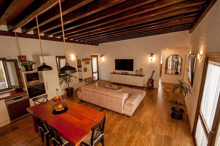 Finca 'Jardín del Norte' con vistas a la montaña, piscina privada, terraza y Wi-Fi in El Agazal, Gáldar