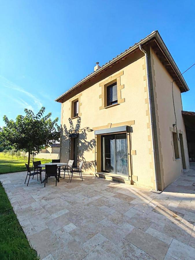 Location de vacances pour 6 personnes, avec Terrasse et Jardin à Montvendre
