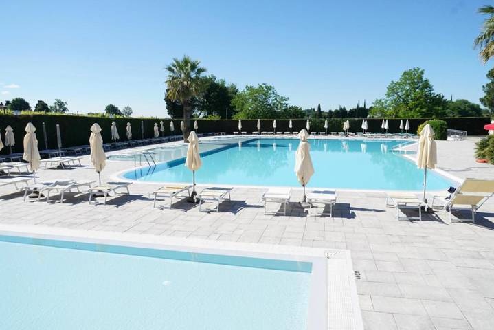 Appartamento per 6 persone, con piscina e piscina per bambini nonché giardino, con animali domestici a Colà