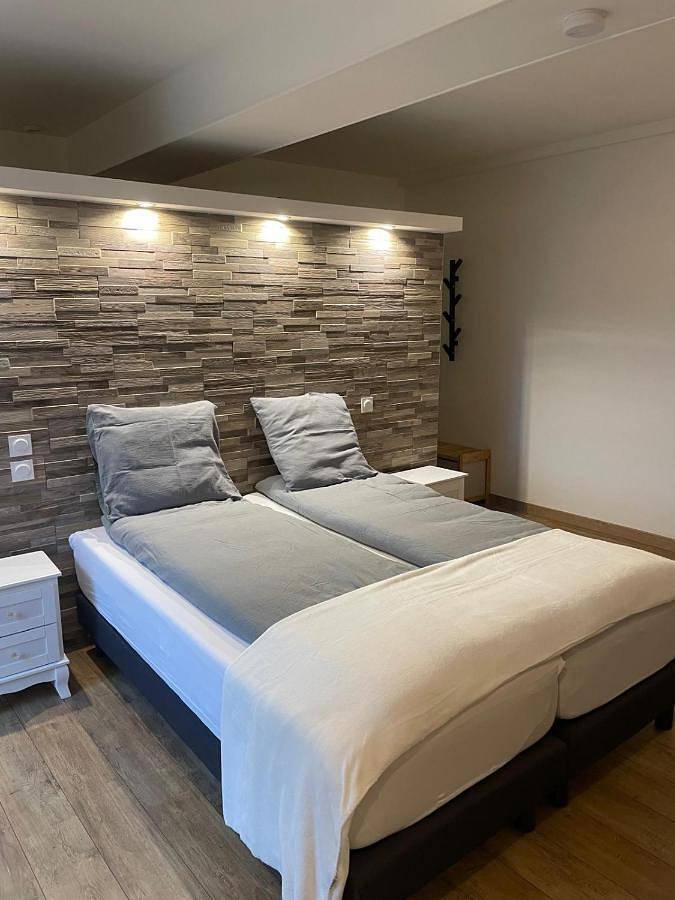 Location de vacances pour 2 personnes, avec piscine et vue ainsi que terrasse et jardin à Saint-Nexans - 3