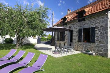 Gîte pour 5 personnes, avec jacuzzi ainsi que jardin et terrasse dans le Cantal